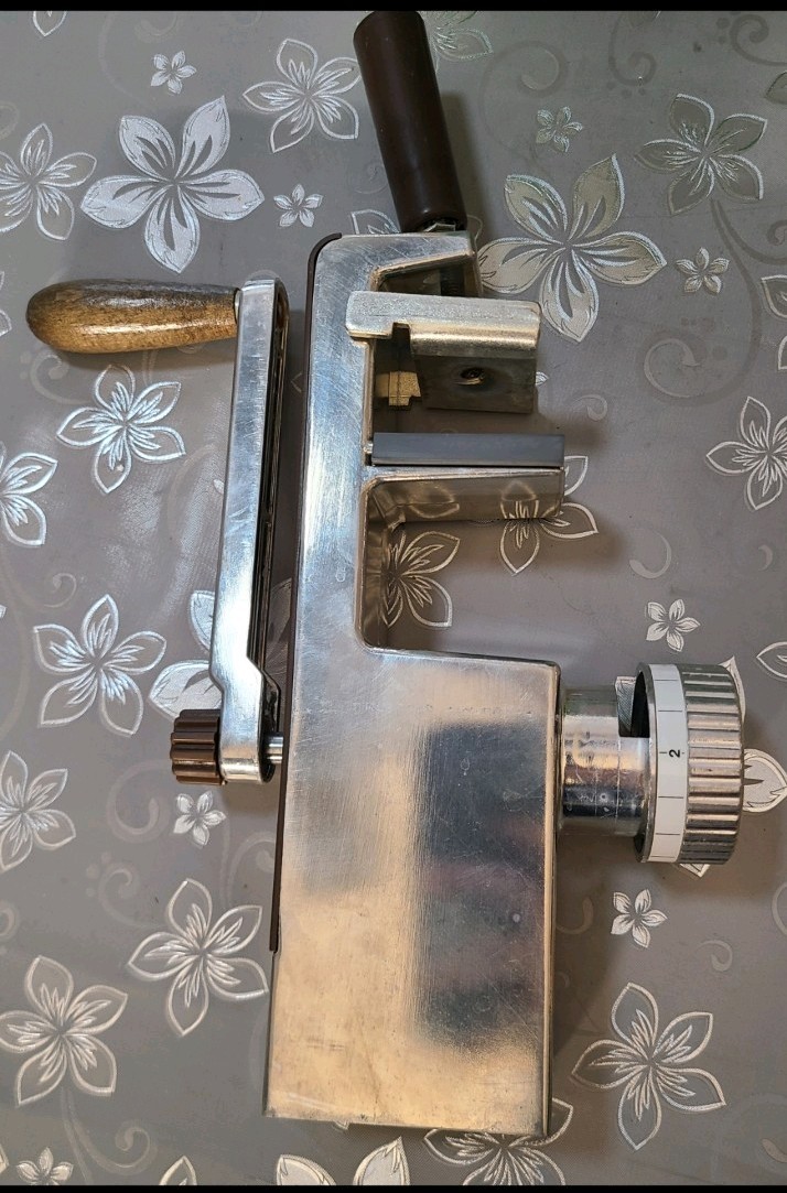 Vintage JUPITER Muhle Hand Crank Grain Mill Model 562, Complete in Box