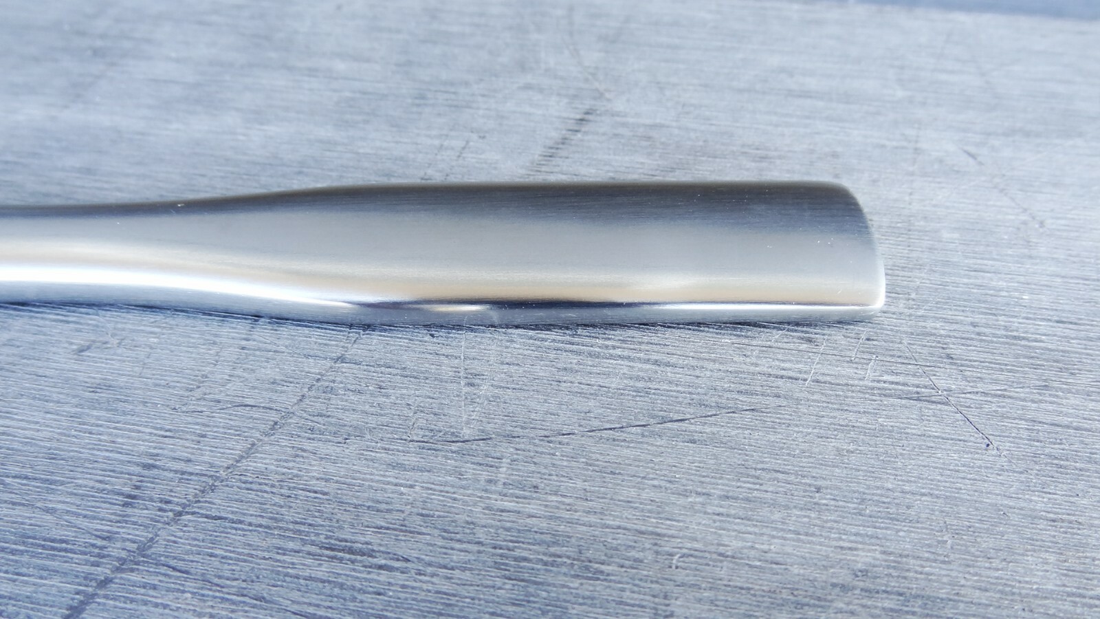 Arcoroc FF586 Sabre 8 3/4" Stainless Steel Heavy Weight Dinner Knife - 12 ea
