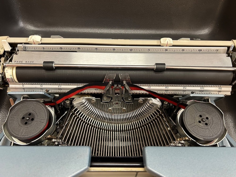 Smith Corona Classic 12 Typewriter w/ case