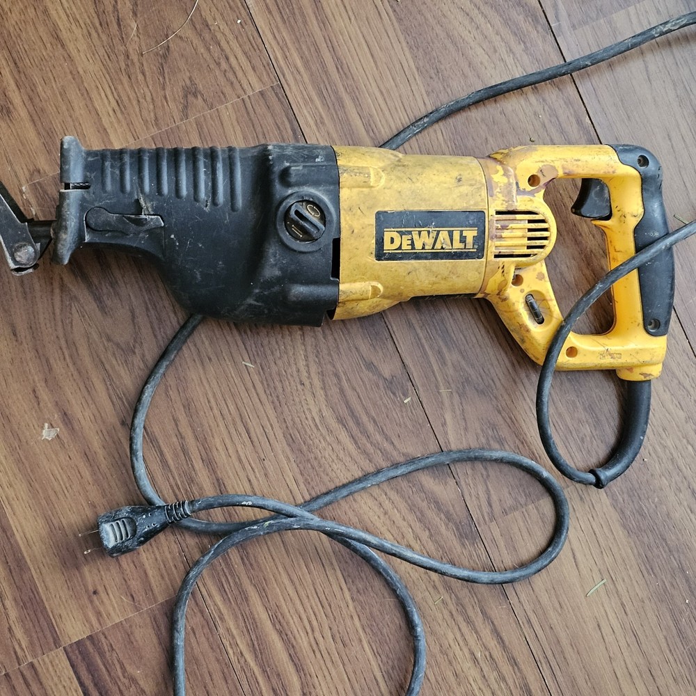 DeWalt DW311 120V Type 2 Variable Speed Reciprocating Saw With Case Tested