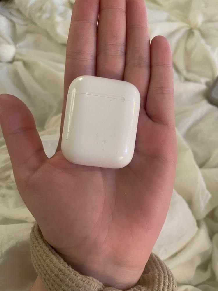 *WORKING* Airpods-missing right airpod, everything else in working condition.