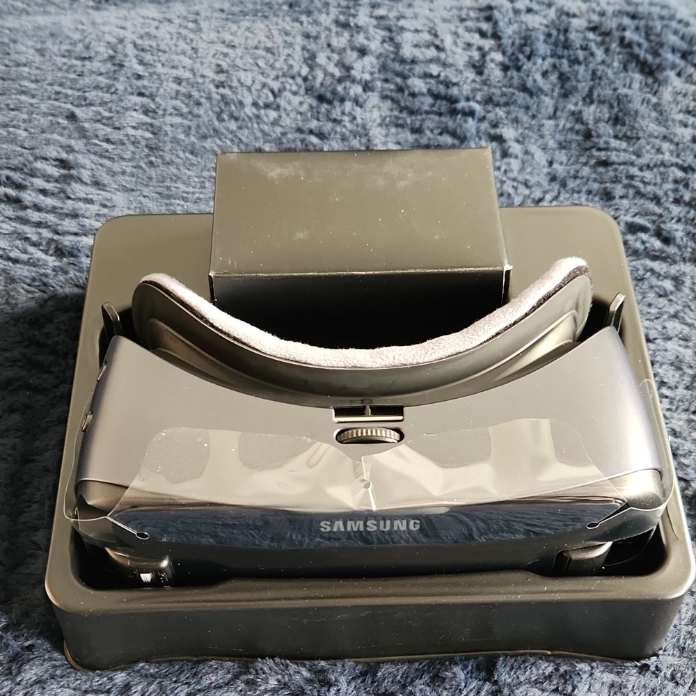 Samsung Gear VR with Controller Black Smartphone VR Headset Powered by Oculus