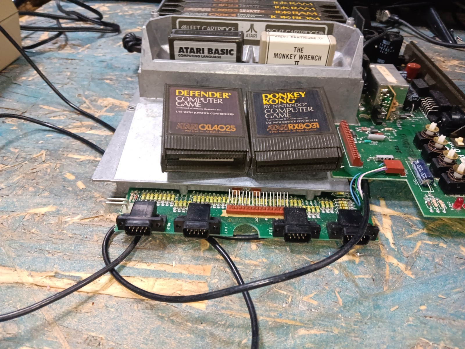 Atari 800 BAREBONES Motherboard-FULL RAM-GAMES-BASIC & MONKEY II-GOOD-SEE ALL