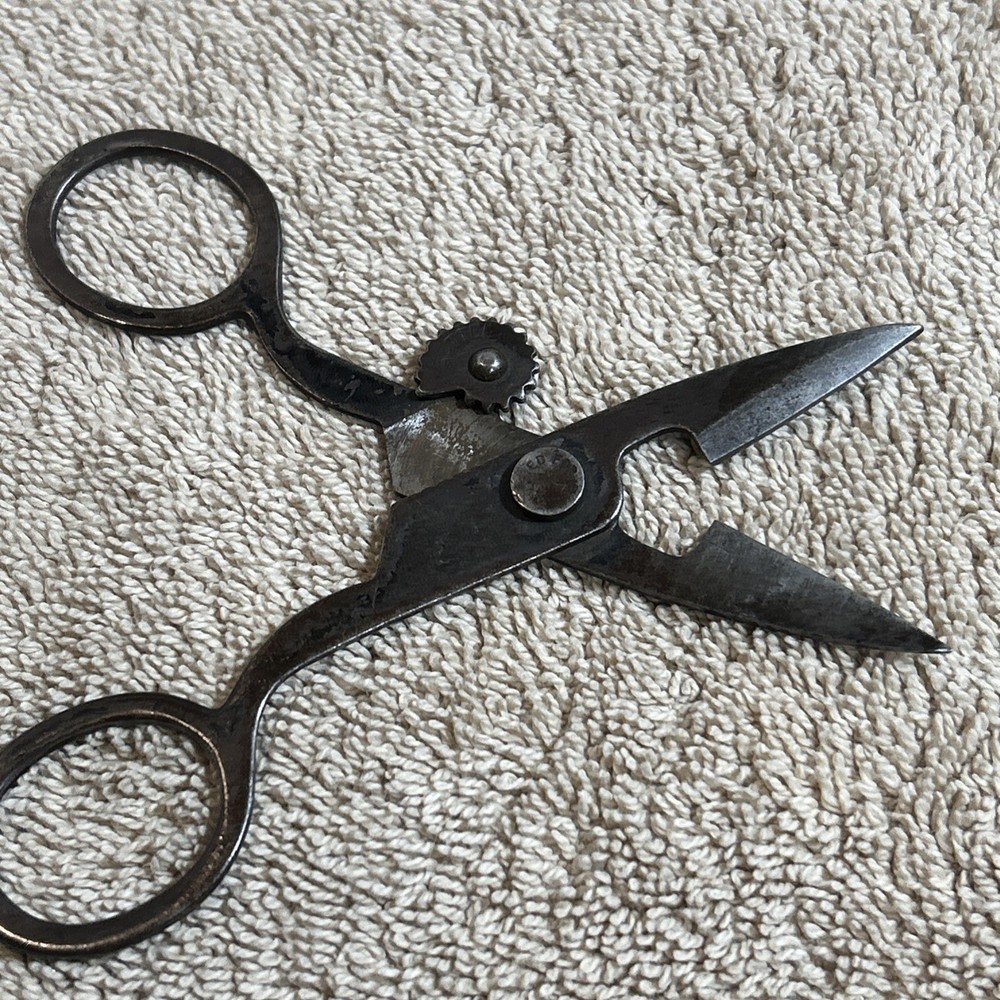 Vintage Fine Cutlery Buttonhole Sewing Scissors W/Adjustable Wheel Still Sharp!