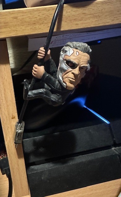 T2 Terminator 2 computer cable tie holder Arnold Schwarzenegger T-800 - USED