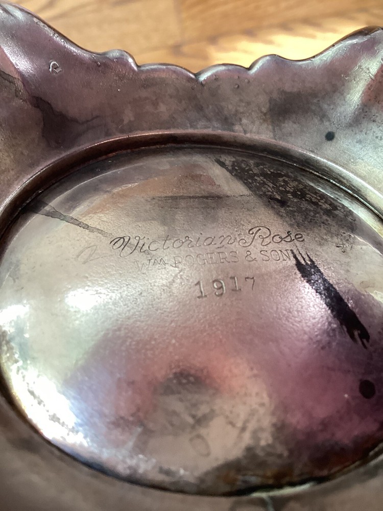 Wm ROGERS & SON VICTORIAN ROSE #1917 SILVERPLATE WATER PITCHER w/ ICE LIP 9"
