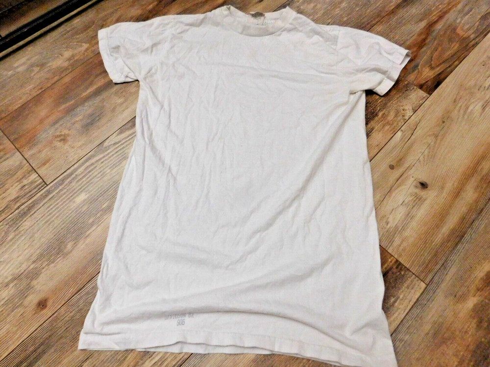US MILITARY MANS WHITE CREWNECK UNDERSHIRT SIZE MEDIUM