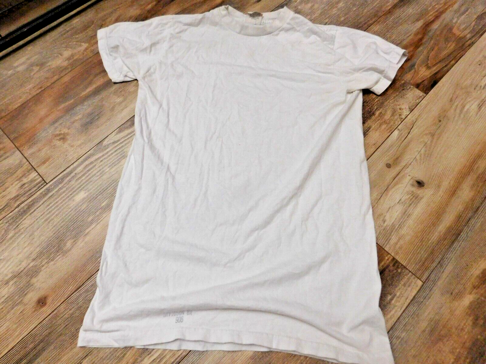 US MILITARY MANS WHITE CREWNECK UNDERSHIRT SIZE MEDIUM