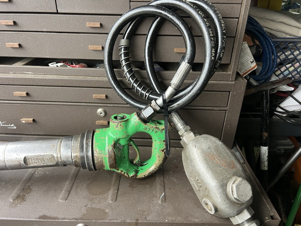 APT 133 PNEUMATIC DEMOLITION BREAKER