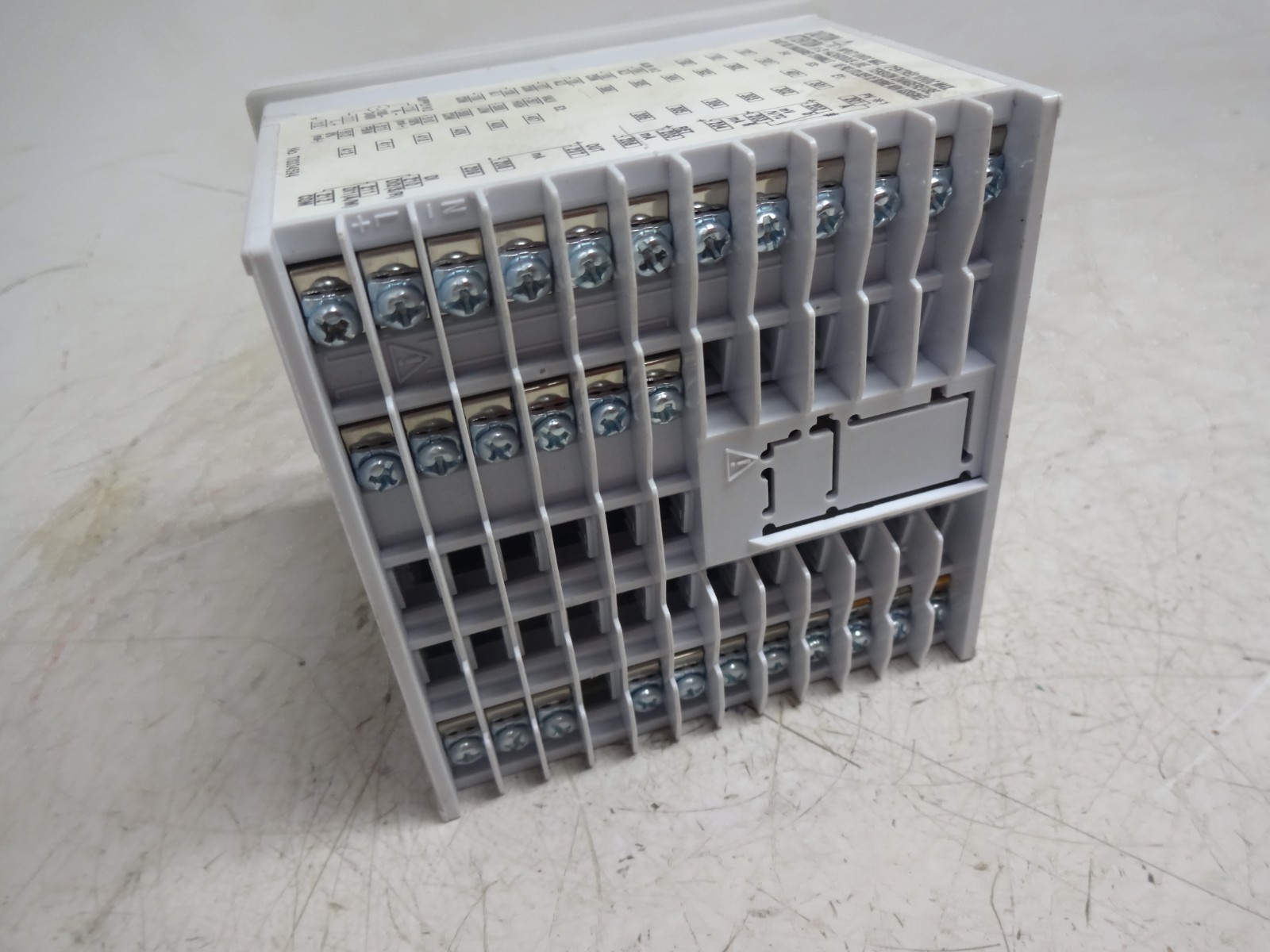 Yokogawa UT35A-100-30-00 Temperature Controller UT35A