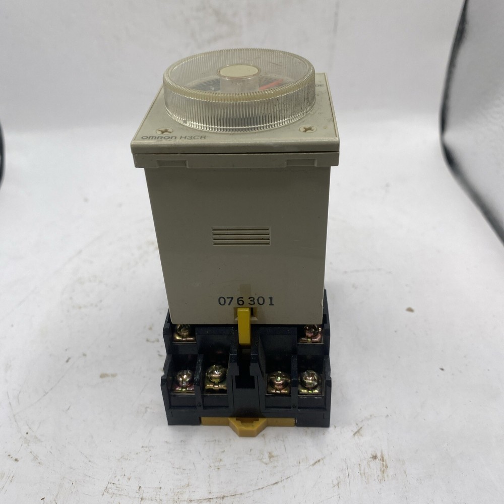Relay OMRON H3CR-A8 Timer with base