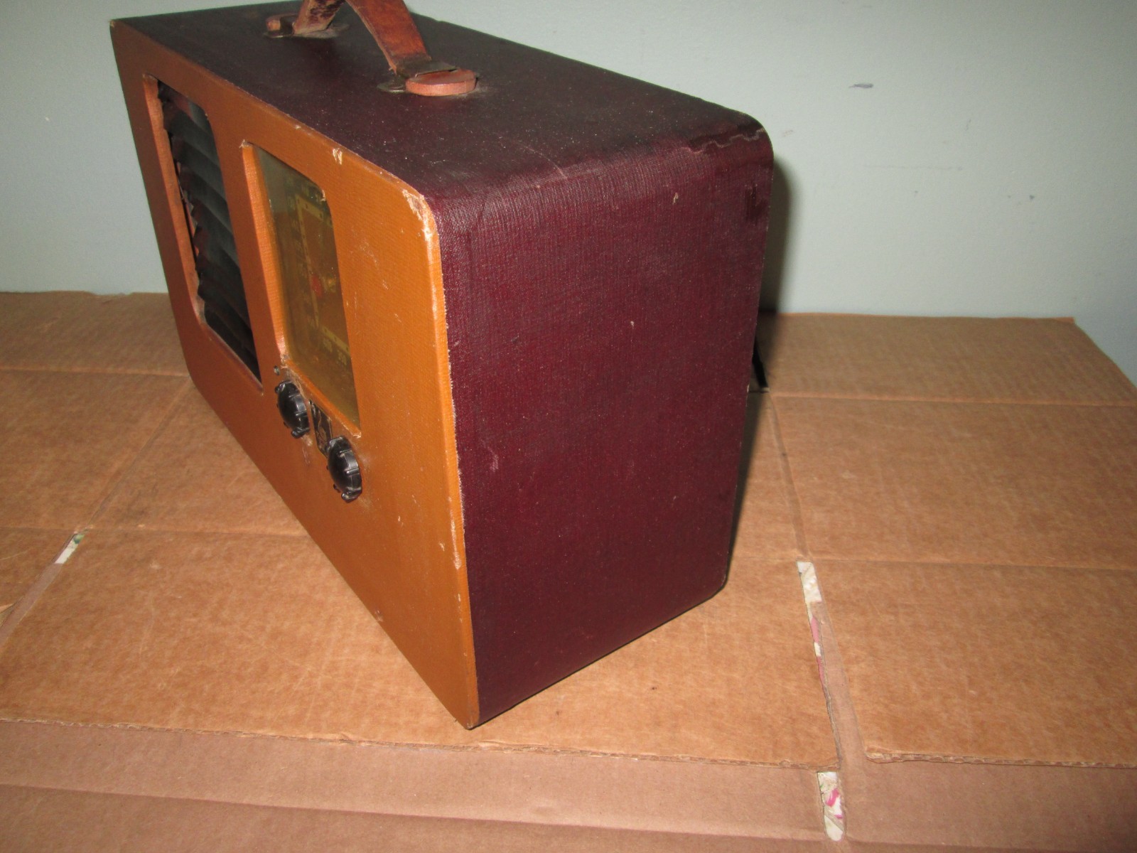 Vintage Emerson Suitcase AM Tube Radio AM Radio 1940's RARE