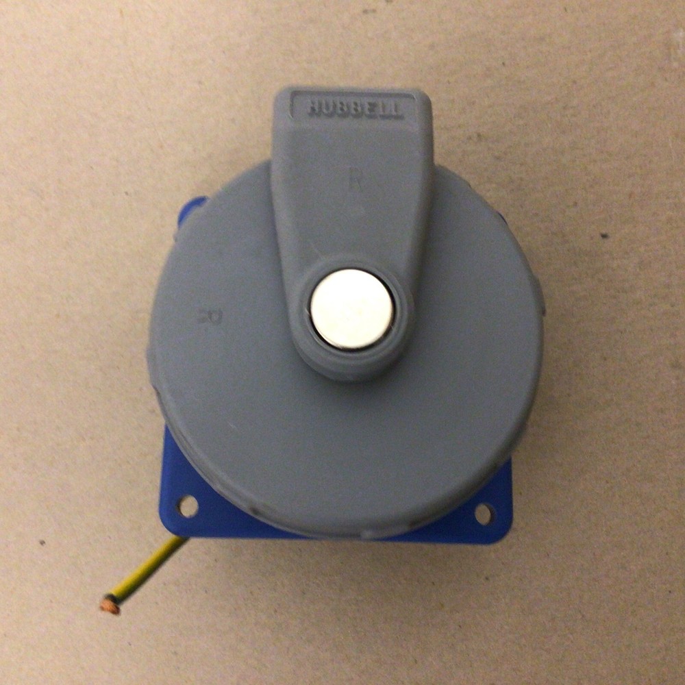 hubbell receptacle Connector 520R9W
