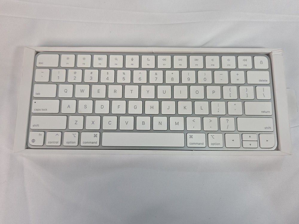 Apple A2450 Magic Keyboard Silver/White