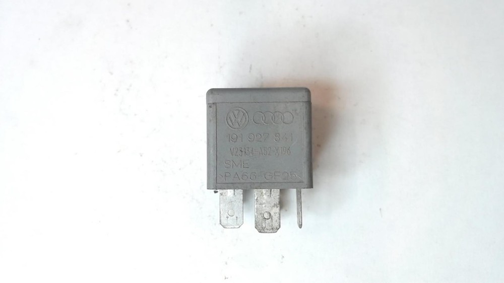 VOLKSWAGUEN & AUDI 191927841 RELAY MODULE #79 INSIDE