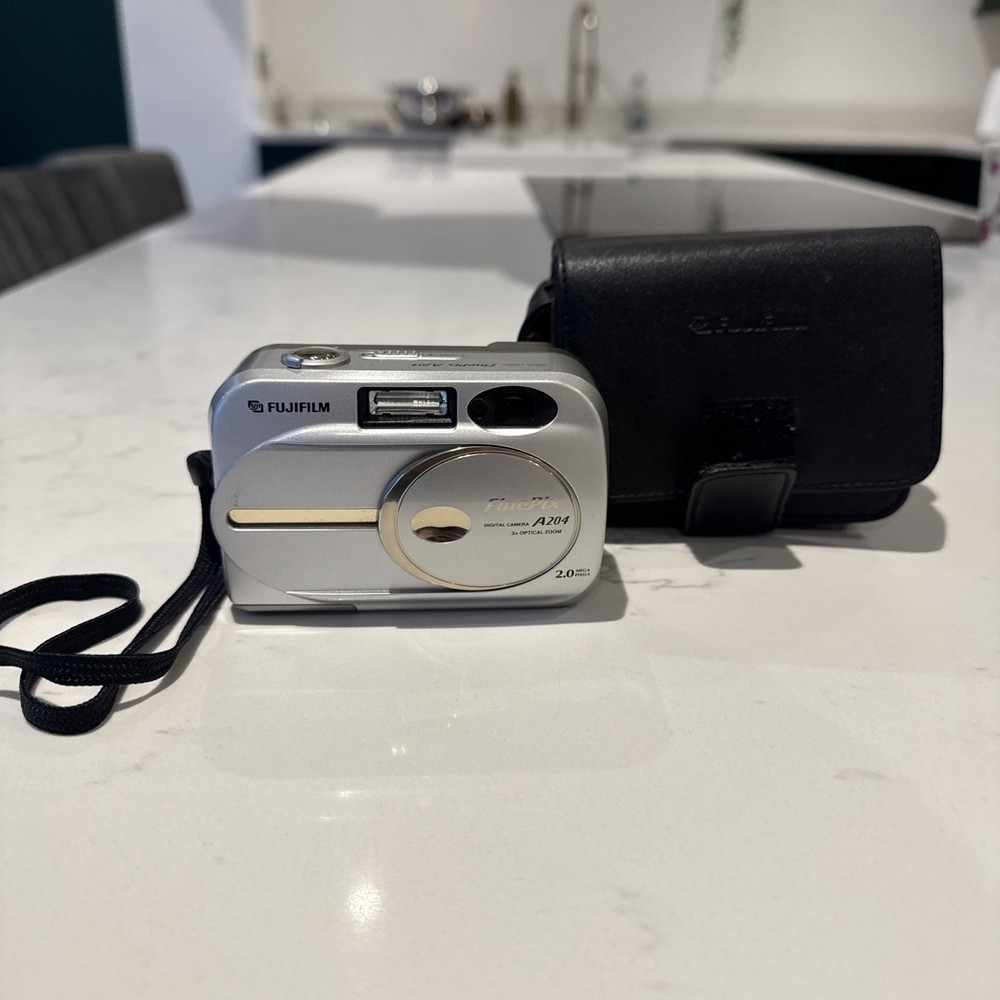 Fujifilm Digital Camera FinePix A204 2.0MP Silver With Case Tested