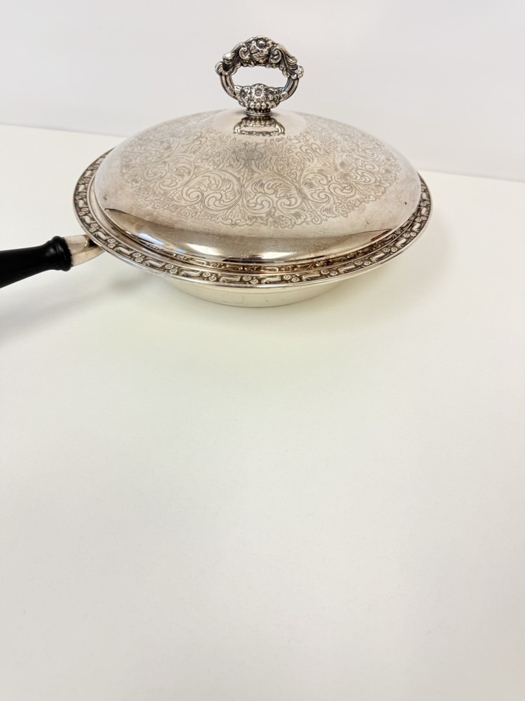 Oneida Silver plated Round Chafing Dish w/Wooden Handle Plate