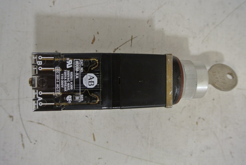 Allen-Bradley Key Selector Switch Cat: 800MR-H33B w/ key