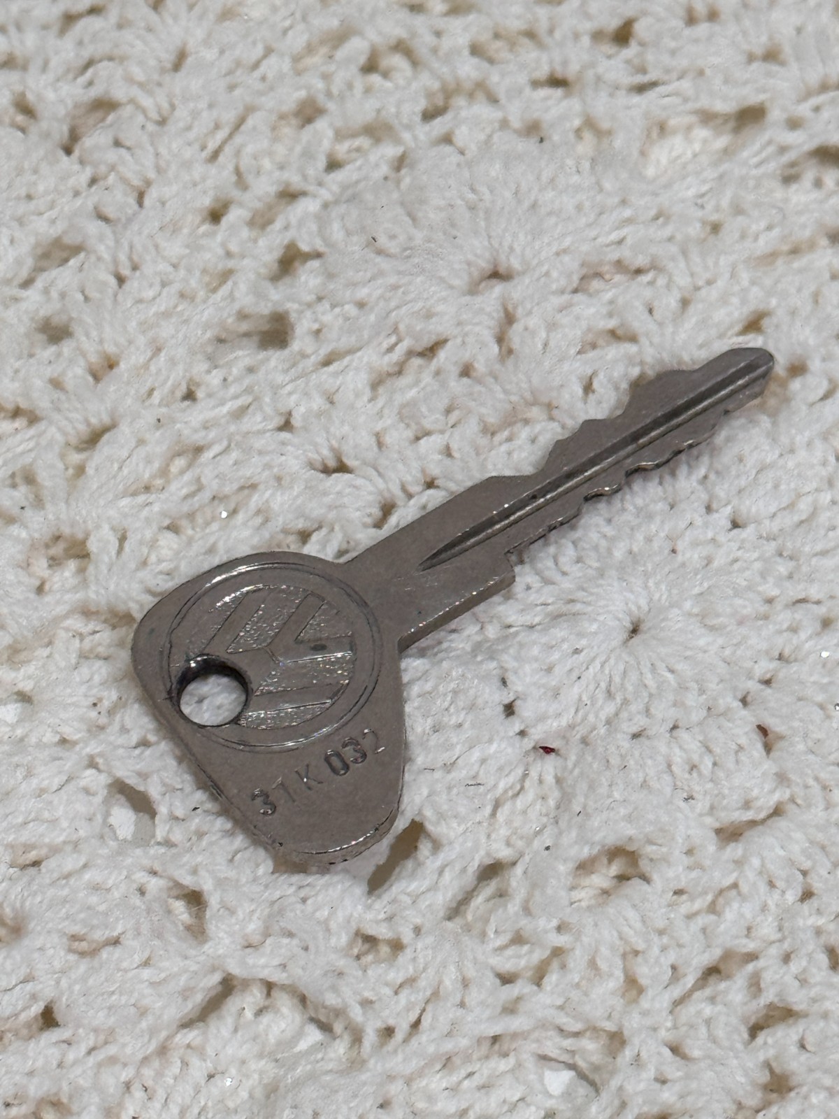 Vintage VW Volkswagen Keys Lot w Dealer Key Pouch AH Key 31K032 Beetle Bug