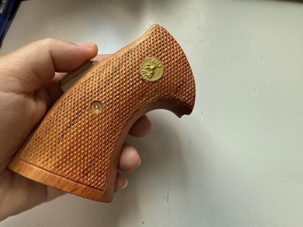 Light hardwood grip for COLT PYTHON grips (I, E FRAME) All checkered handmade