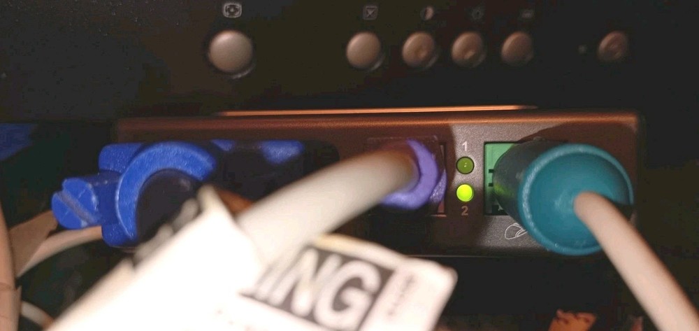 D-Link DKVM-2K 2- Port KVM Switch with Cables. PS/2 Connectors. Multi PC .