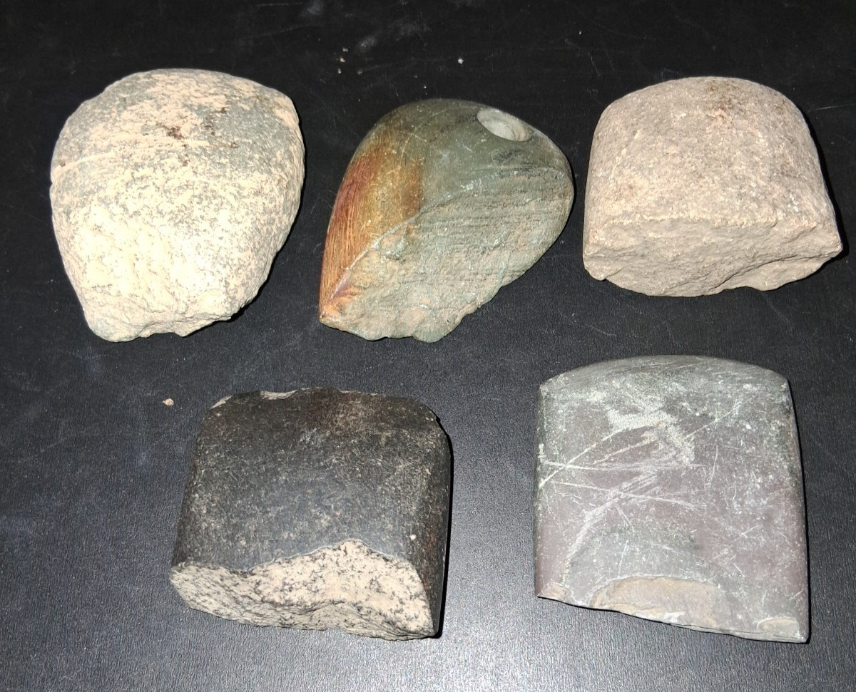 GROU OF NATIVE AMERICAN ARROWHEADS GEODES - BROKEN