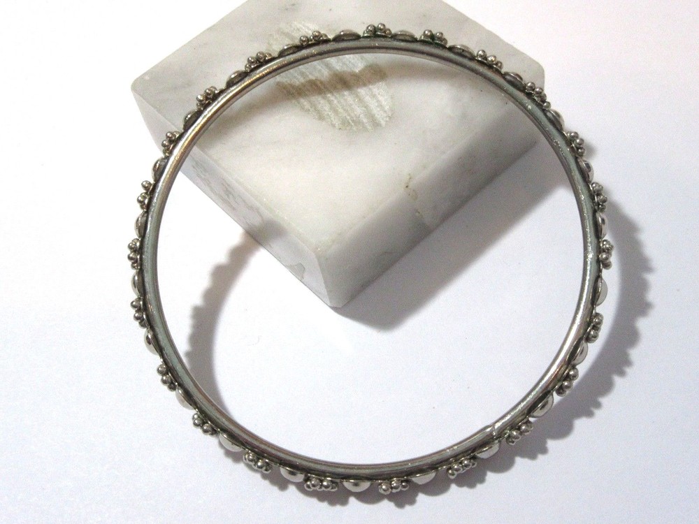 DAISY RAISED SURFACE SILVER TONE BANGLE BRACELET THIN FLOWERS