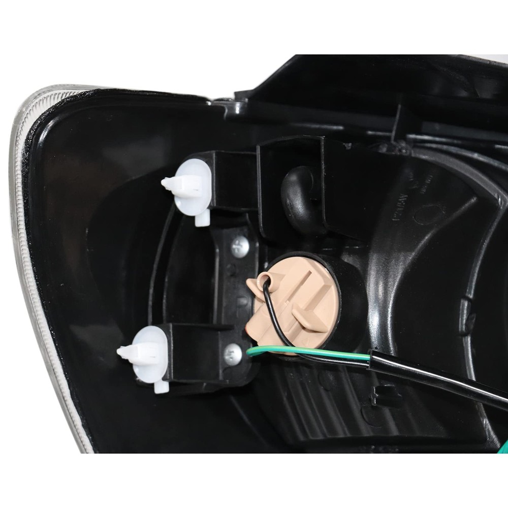 Tail Light Assembly Right for Outlander 2002-2005