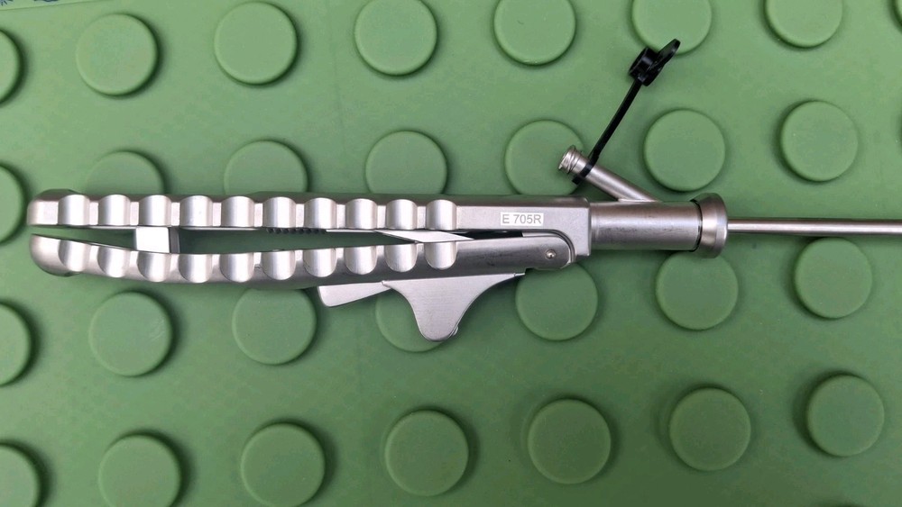 E705R Laparoscopic Needle Holder Ratcheted Handle