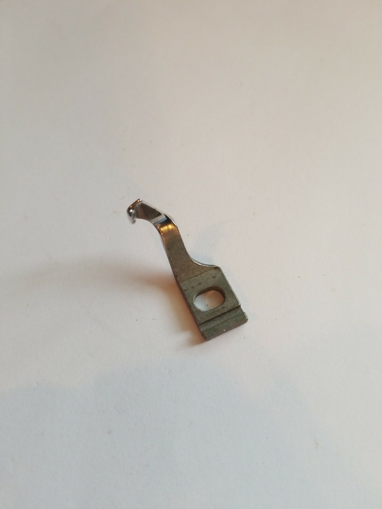 *NOS* 548205-SINGER-LOOP RETAINER LEFT FOR SEWING MACHINE *FREE SHIPPING*