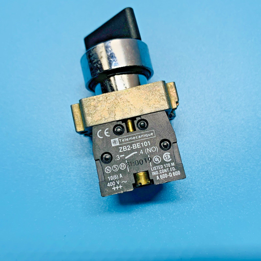 Telemecanique ZB2-BE101 contact with Latching Rotary Selector Switch