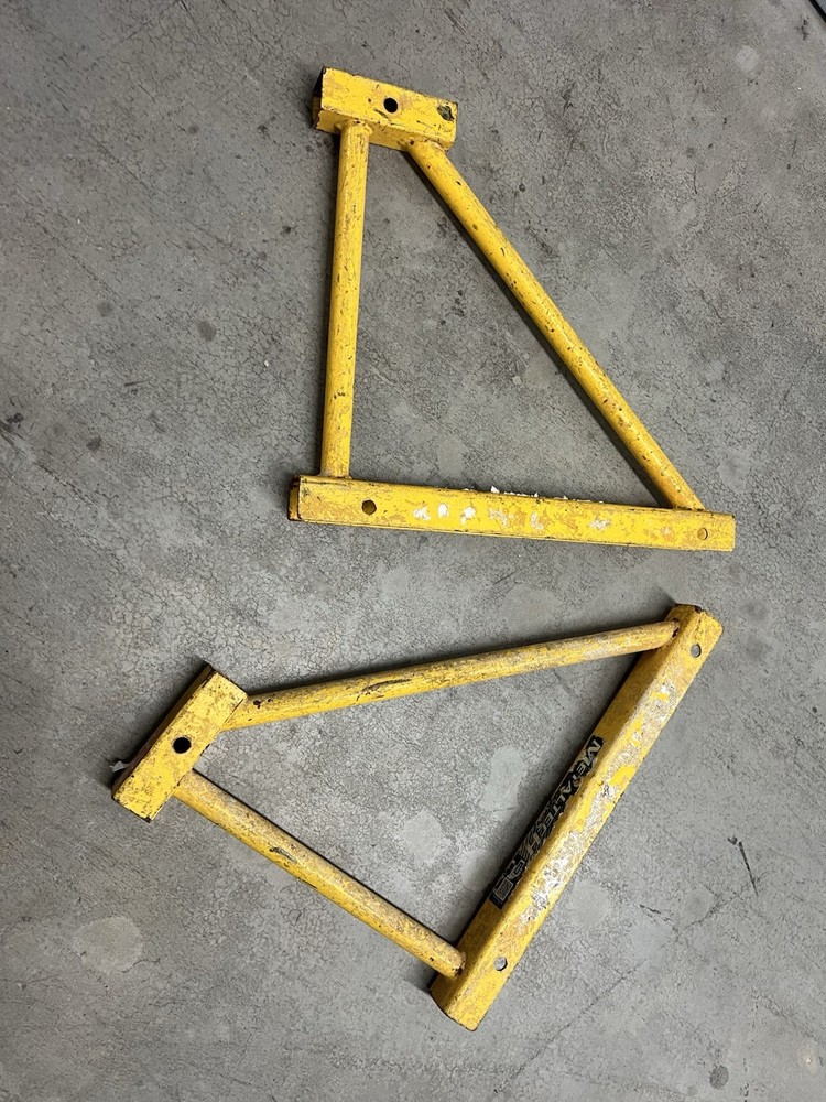 2 Used Outriggers For Scaffold. As Is.