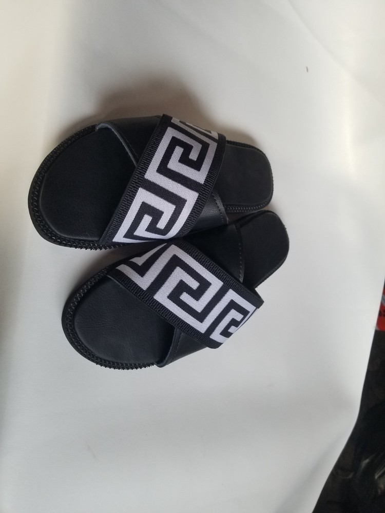 A crosss strap handmade leather sandals for men.