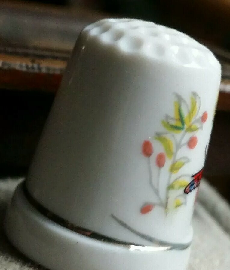 Ceramic THIMBLE DECORATED WITH A BUTTERFLY