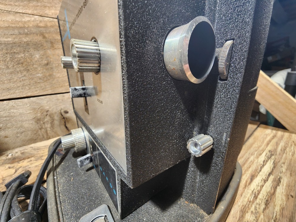 Wards 880 8MM projector zoom slow motion self threading READ DESCRIPTION BELOW.