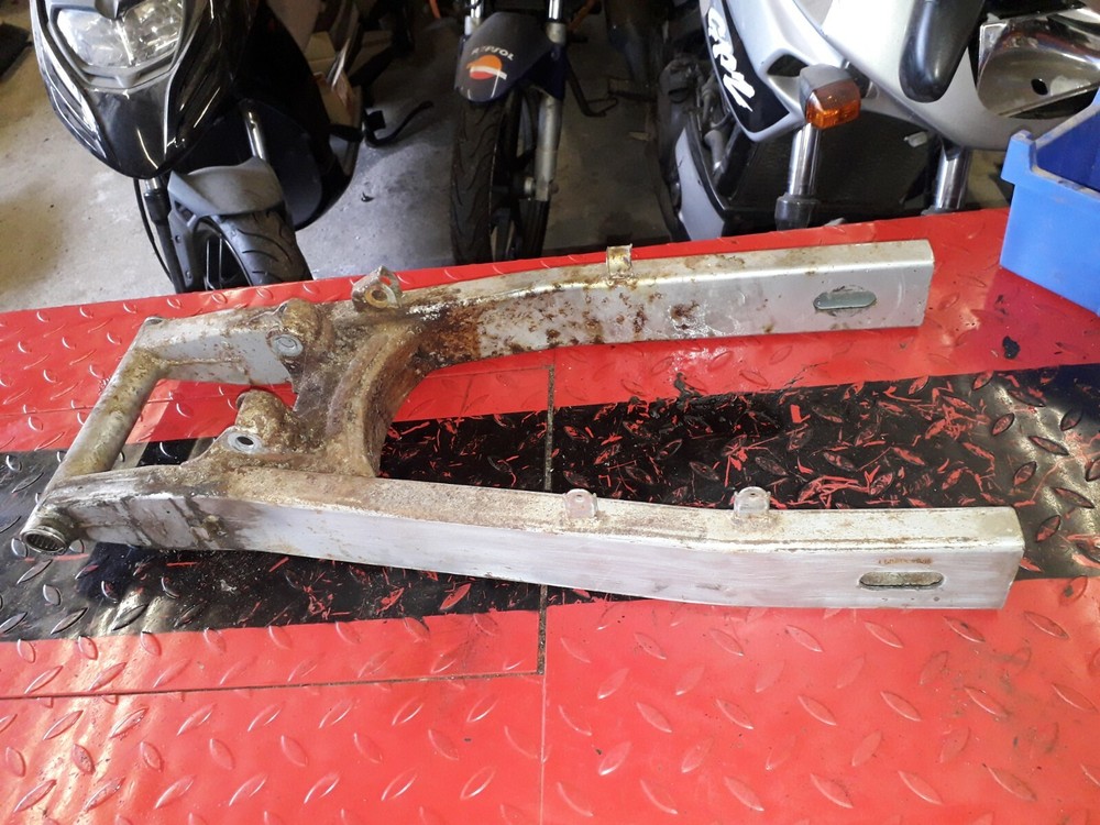 SUZUKI GSX750F 1995 SWINGING ARM