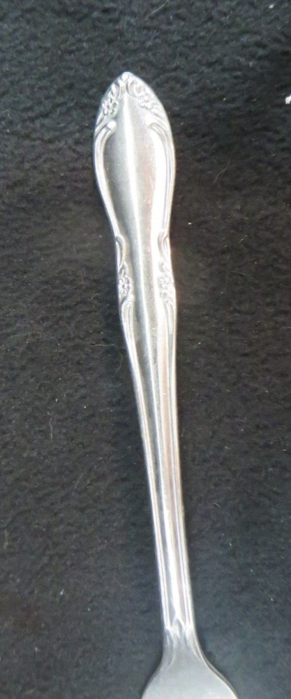 Oneida Custom Stainless Dinner Fork 7-1/8" Flowers & Scrolls