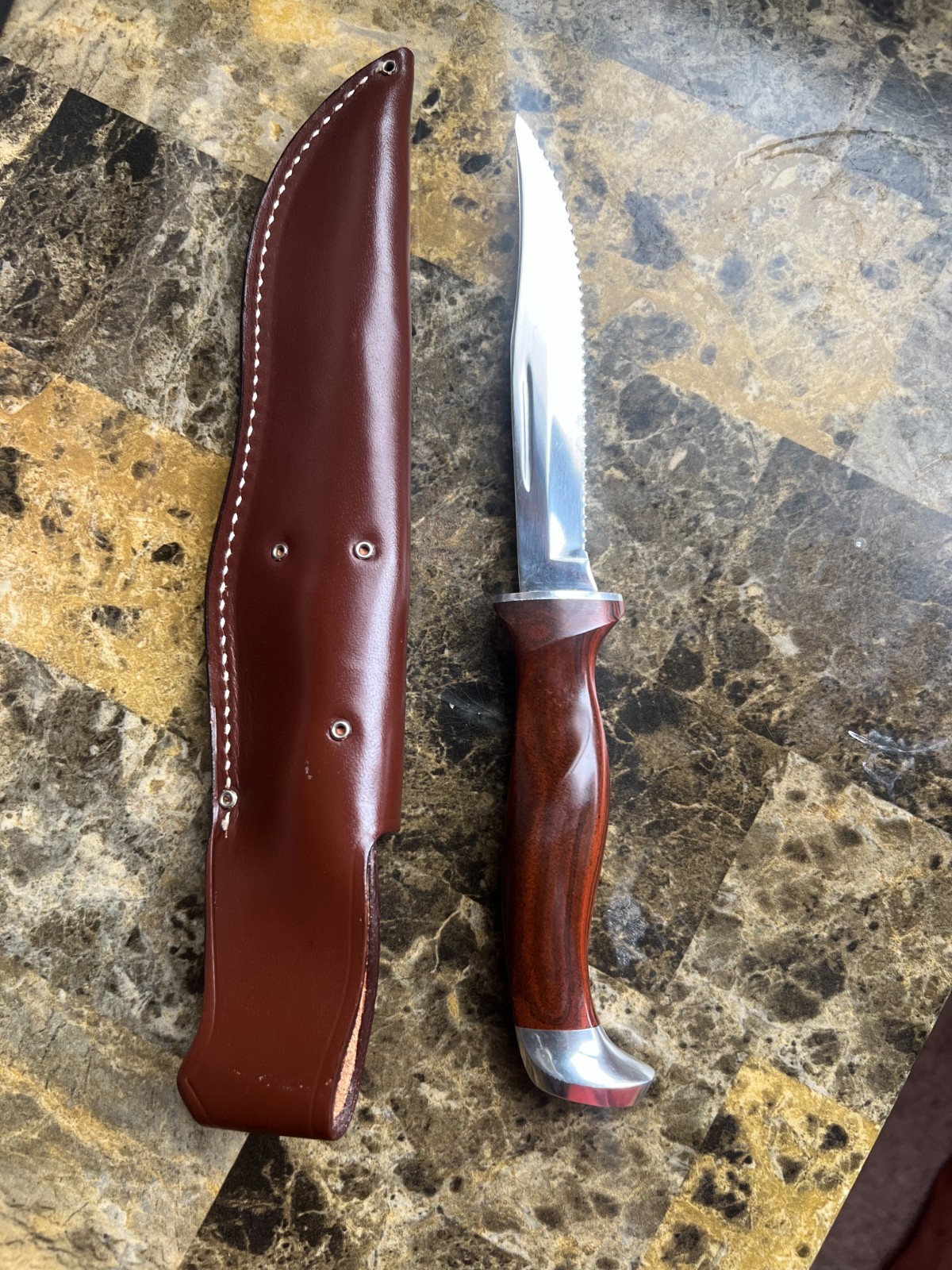 Cutco #1069 Serrated Hunting Knife Brown Handle Leather Case