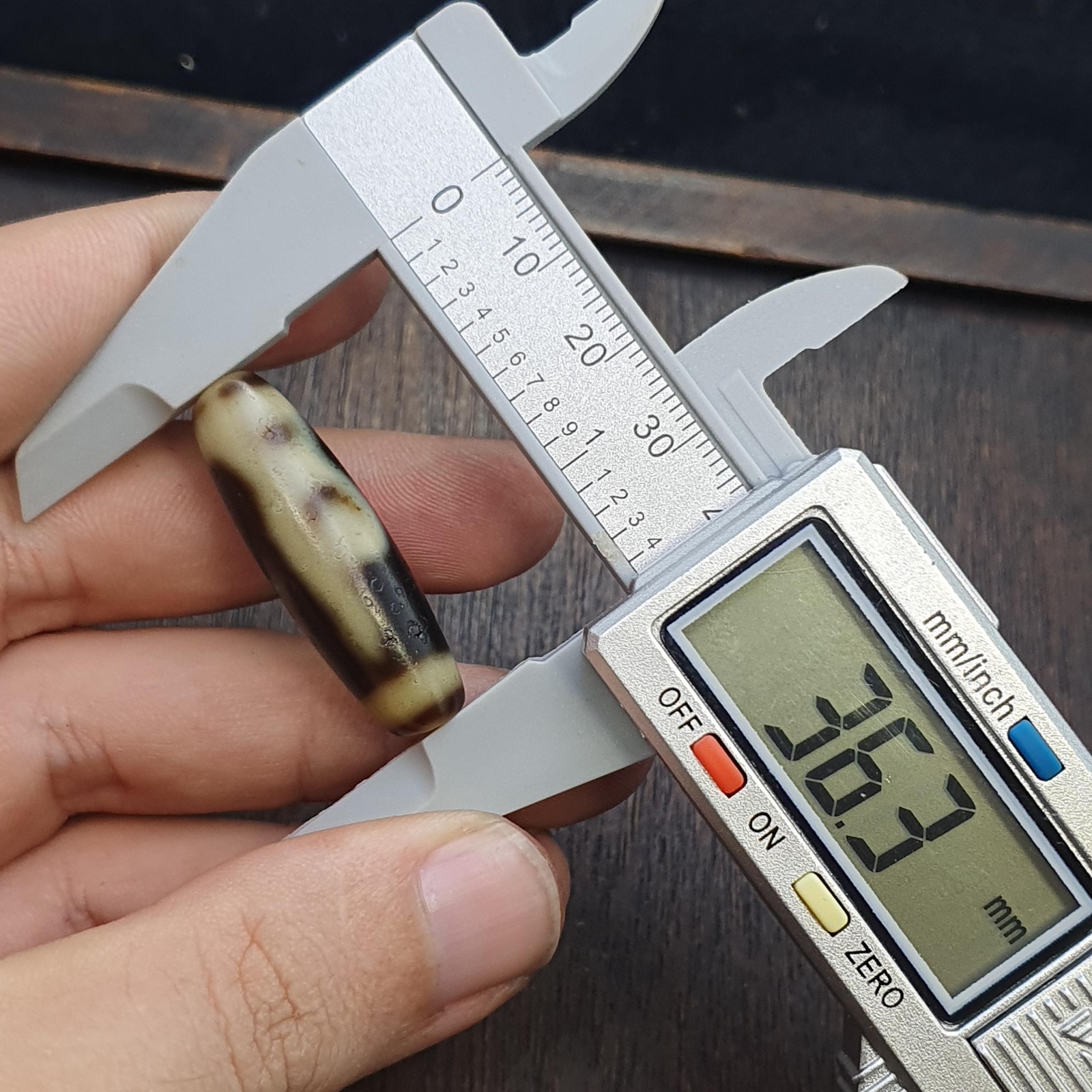 Tibetan dzi bead unique pattern symbols , rare himalayan agate bead