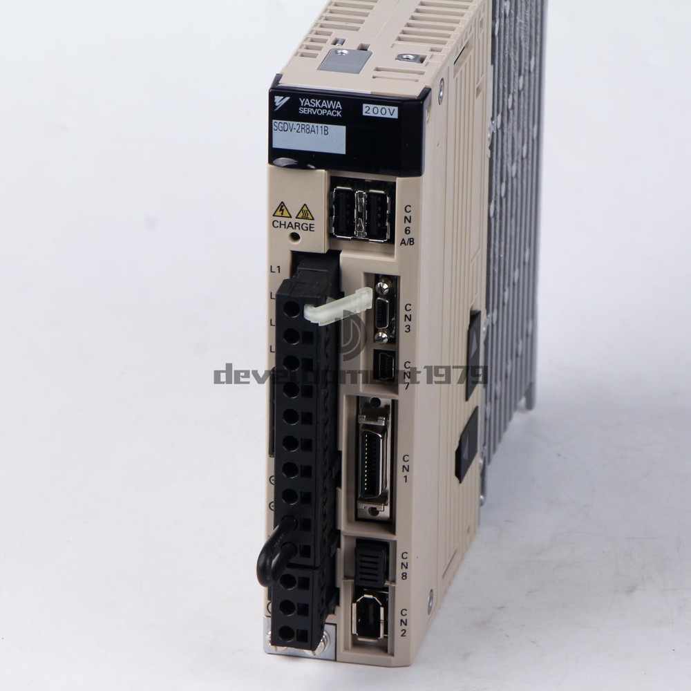 ONE NEW YASKAWA SERVO Driver SGDV-2R8A11B