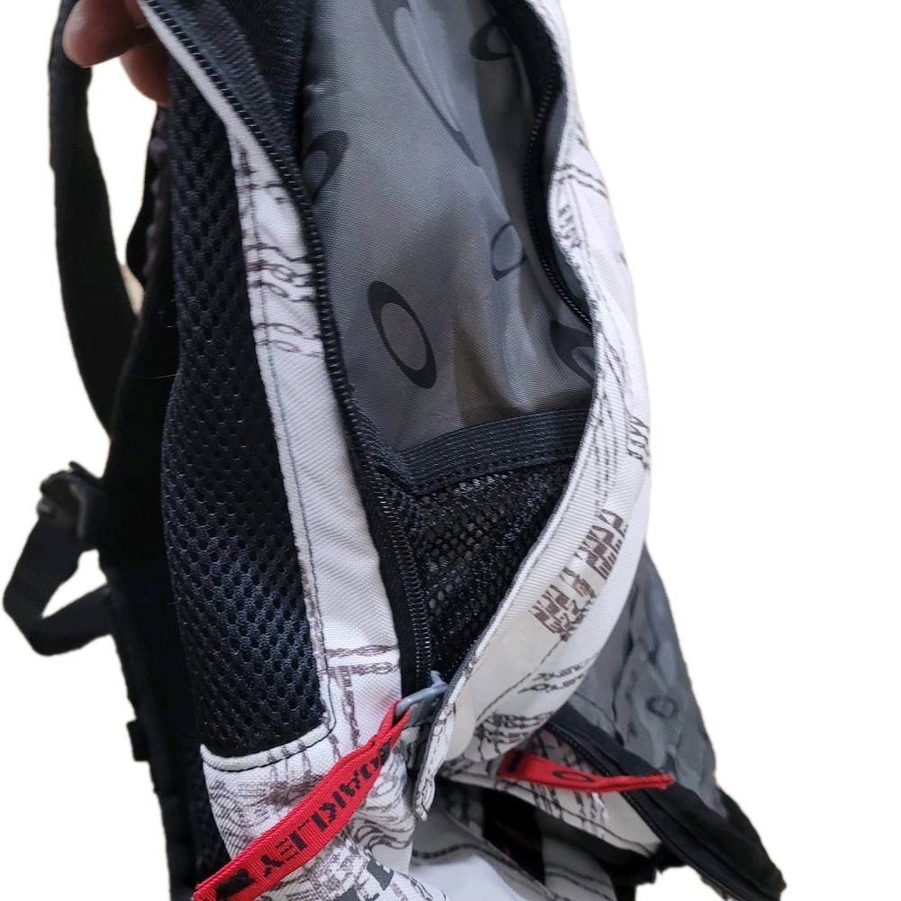 OAKLEY UTILITY WHITE DESIGN BACKPACK PRE OWNED GOOD