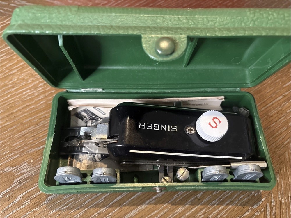 Singer Sewing Machine Button Hole Attachment VINTAGE Hand Held with Case (B2)