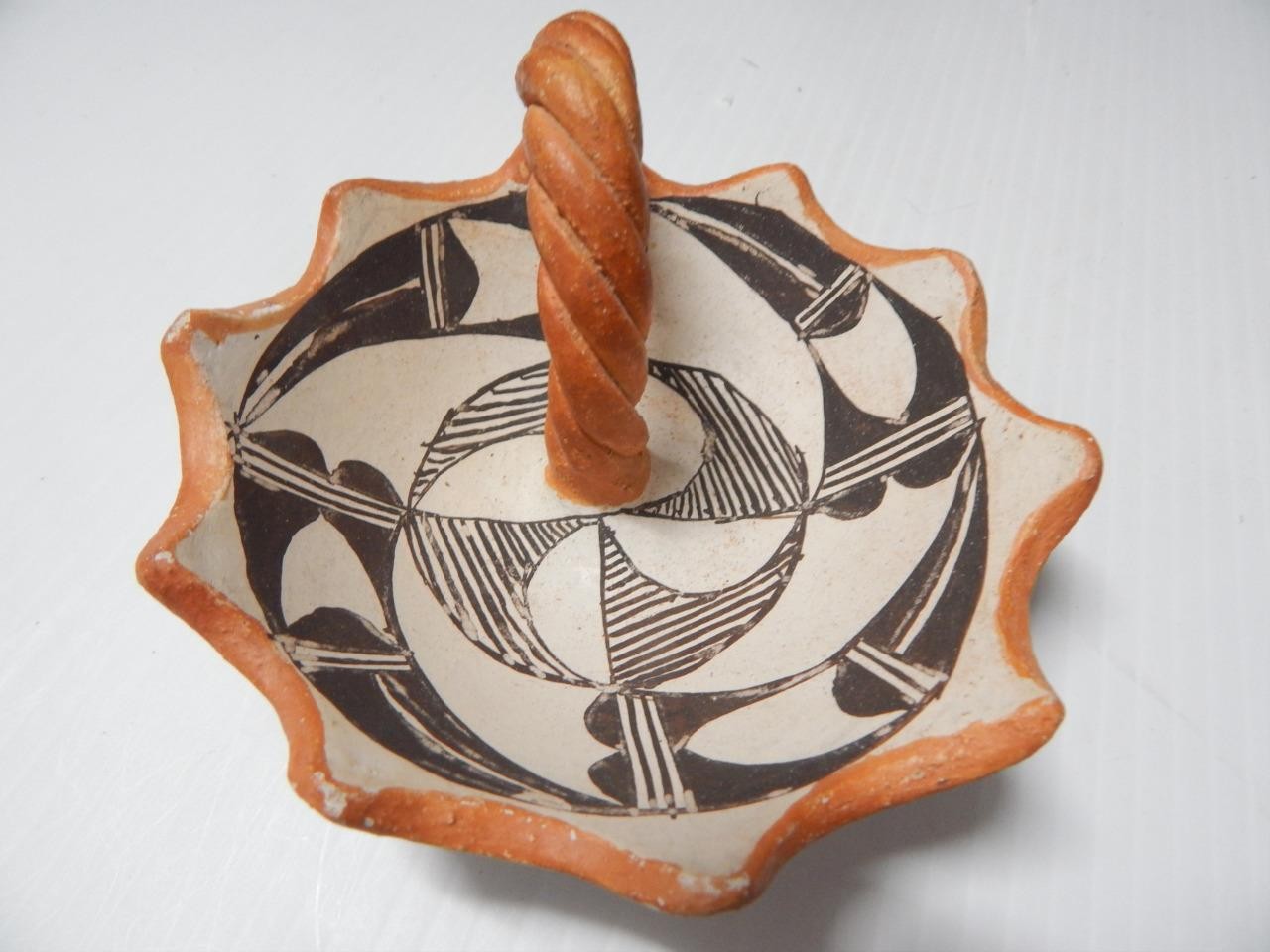 VINTAGE ANTIQUE ACOMA PUEBLO INDIAN POTTERY HANDLED SCALLOPED EDGE POT - NICE !