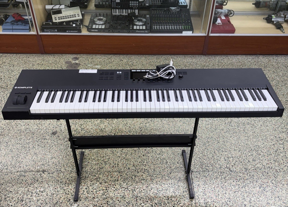 Native Instruments Komplete Kontrol S88 MK2 Keyboard