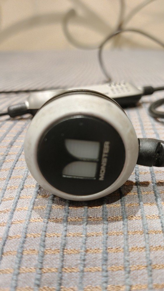 Monster FM Transmitter Car Adapter RJE160732-00 for iPad usage