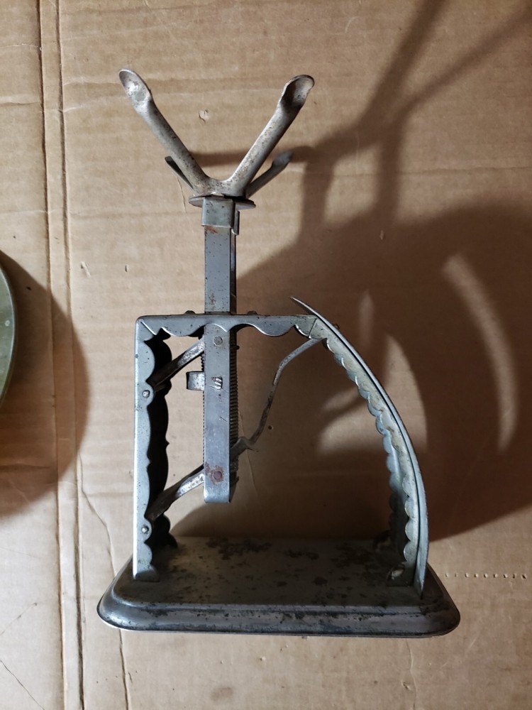 ANTIQUE COLUMBIAN POSTAL SCALE broken pointer, up to 2lbs With Tray
