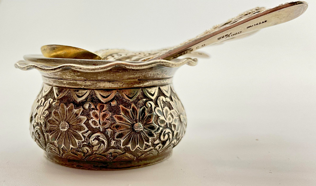 S Kirk & Son Sterling Silver Repousse Salt Cellar + 6 Spoons - 925 Sterling