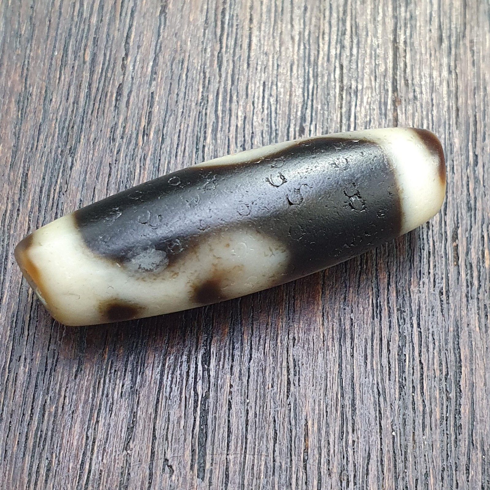 Tibetan dzi bead unique pattern symbols , rare himalayan agate bead