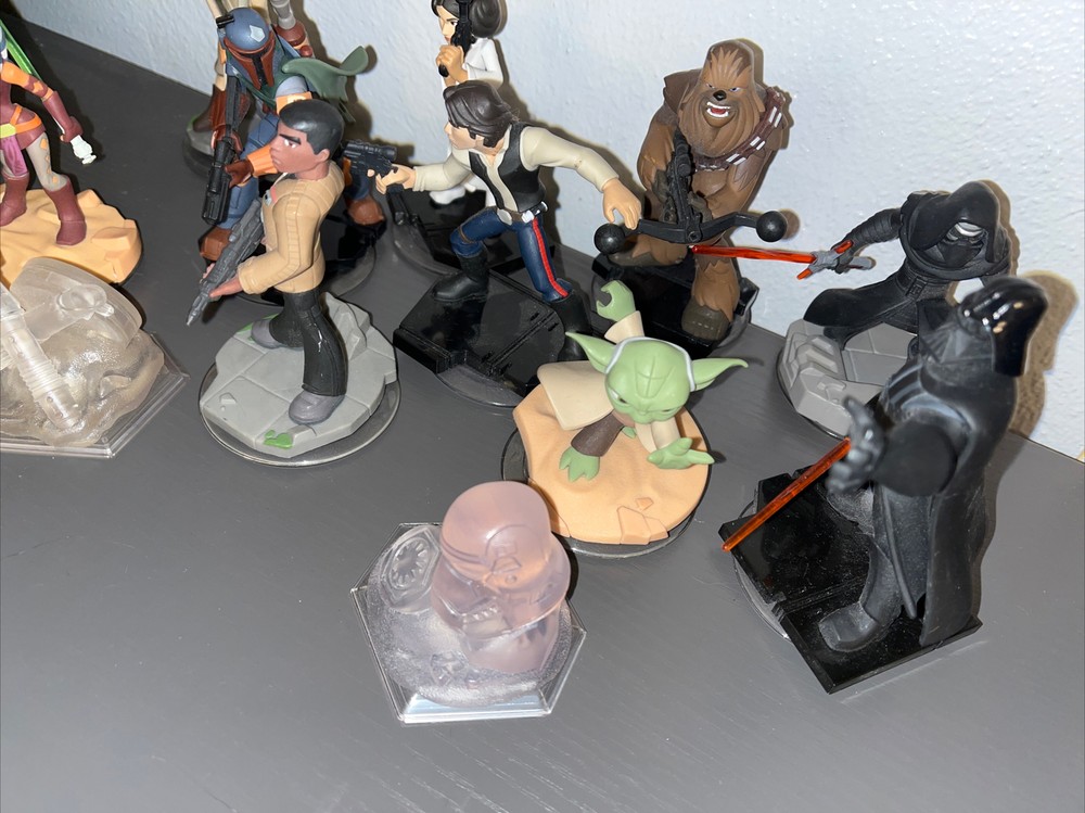 12 Disney infinity Star Wars (10 Figures 2 Crystals)