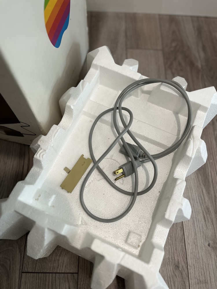 Apple Macintosh Plus 1MB M0001A Vintage Computer + Accessories. w Box